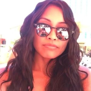 Meet your Posher, Dina